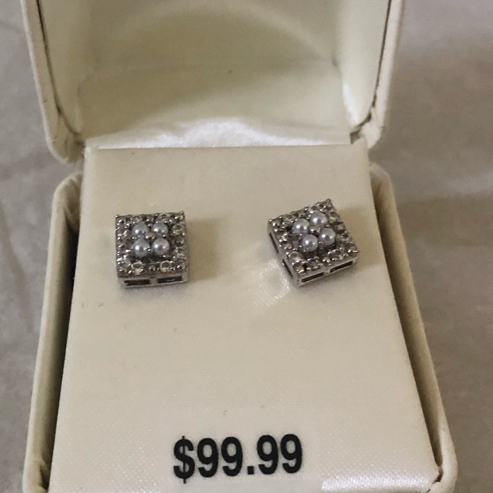 😍Sterling silver and white sapphire earrings😍